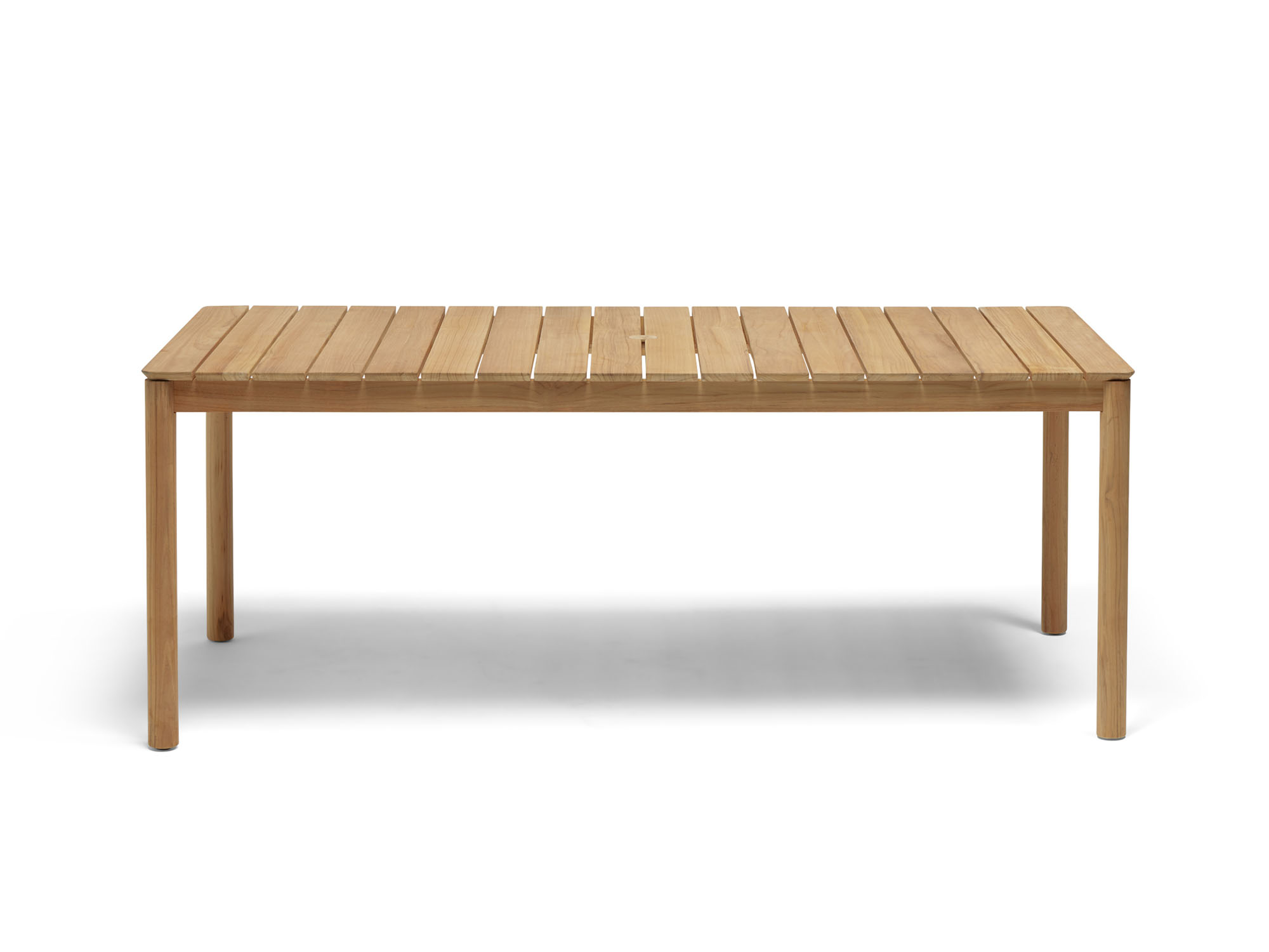 Vue de face d'une table à manger extérieure rectangulaire en bois